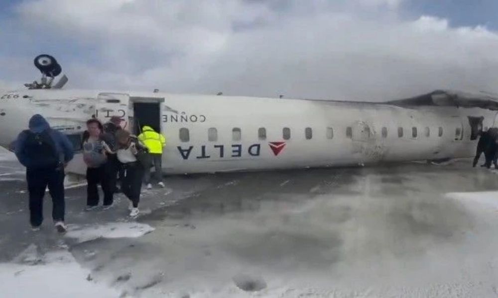 aviao-pousa-de-ponta-cabeca-no-canada-e-deixa-8-feridos