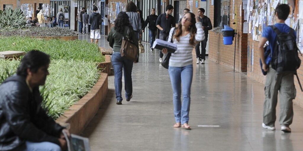 estudantes-de-licenciatura-podem-se-cadastrar-para-concorrer-a-bolsas