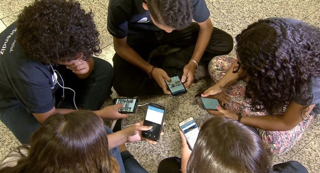 governo-regulamenta-lei-que-proibe-celular-nas-escolas;-veja-as-novas-normas