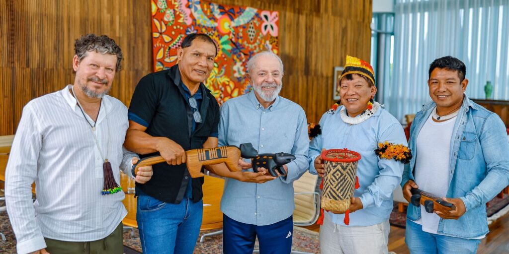 lula-recebe-indigenas-do-xingu-e-promete-visita-ao-territorio