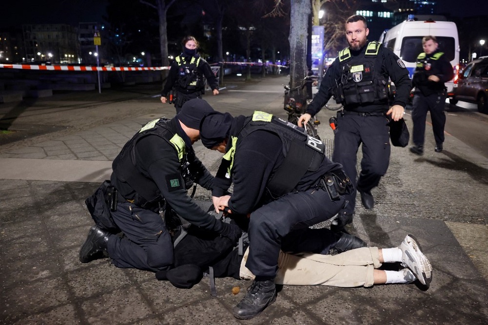 espanhol-e-ferido-em-ataque-no-memorial-do-holocausto-em-berlim;-policia-prende-suspeito