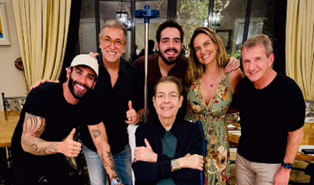 em-cadeira-de-rodas,-faustao-aparece-ao-lado-de-gusttavo-lima-e-amigos