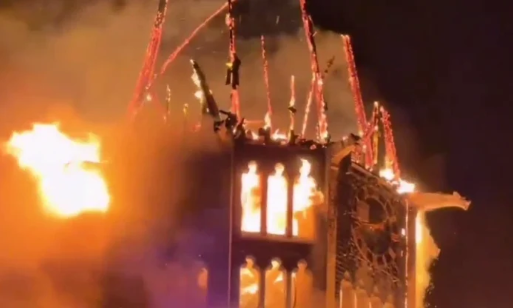 incendio-destroi-igreja-historica-em-amsterda-durante-celebracoes-de-ano-novo
