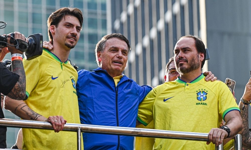 carlos-bolsonaro-diz-que-moraes-abusa-do-poder-e-‘expoem-jair-bolsonaro-a-riscos-humanos’