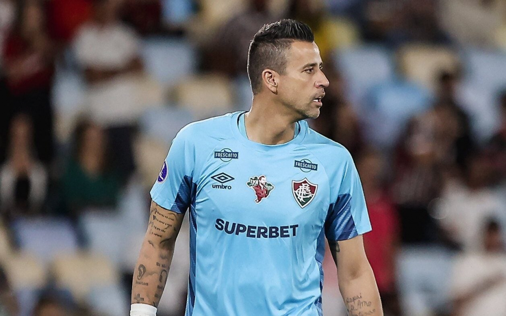 fluminense-renova-contrato-com-o-goleiro-fabio,-de-45-anos,-para-mais-duas-temporadas