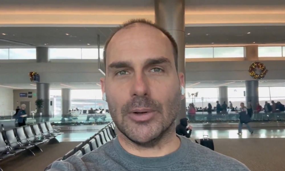 eduardo-bolsonaro-reage-a-ordem-da-pf-e-diz-que-nao-voltara-ao-brasil:-‘nao-entregarei-meu-cargo’