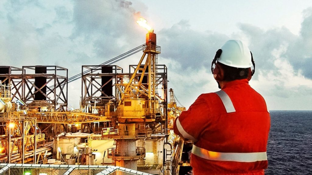 com-risco-geopolitico-indefinido,-preco-do-petroleo-deve-oscilar