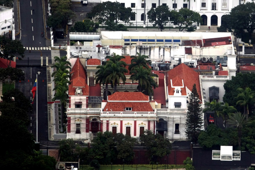 tiros-sao-ouvidos-perto-de-palacio-presidencial-na-venezuela