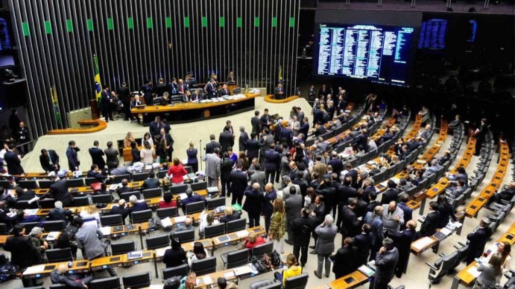 com-salarios-de-ate-r$-30-mil,-concurso-da-camara-abre-inscricoes