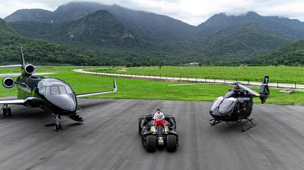 neymar-ostenta-com-aviao,-helicoptero-e-‘batmovel’