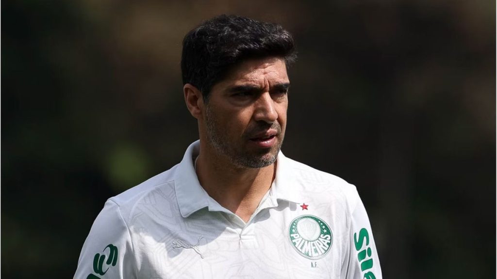 fa-de-tele,-abel-iguala-marca-do-ex-treinador-nos-anos-90