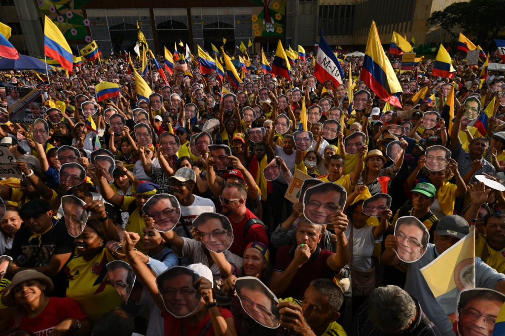 populacao-faz-atos-pela-colombia-apos-trump-ameacar-intervir-no-pais