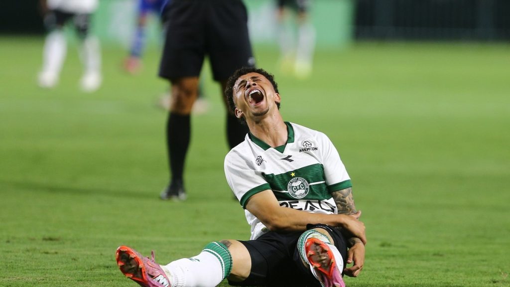 jovem-atacante-do-coritiba-fratura-o-braco-na-estreia-do-estadual