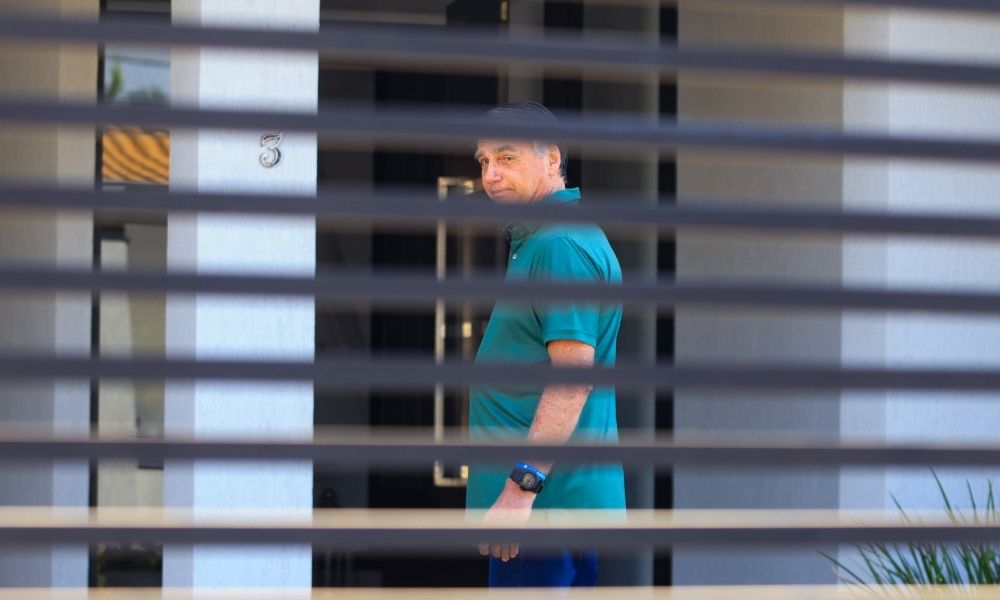 defesa-pede-a-moraes-para-bolsonaro-ter-smart-tv-e-assistencia-religiosa