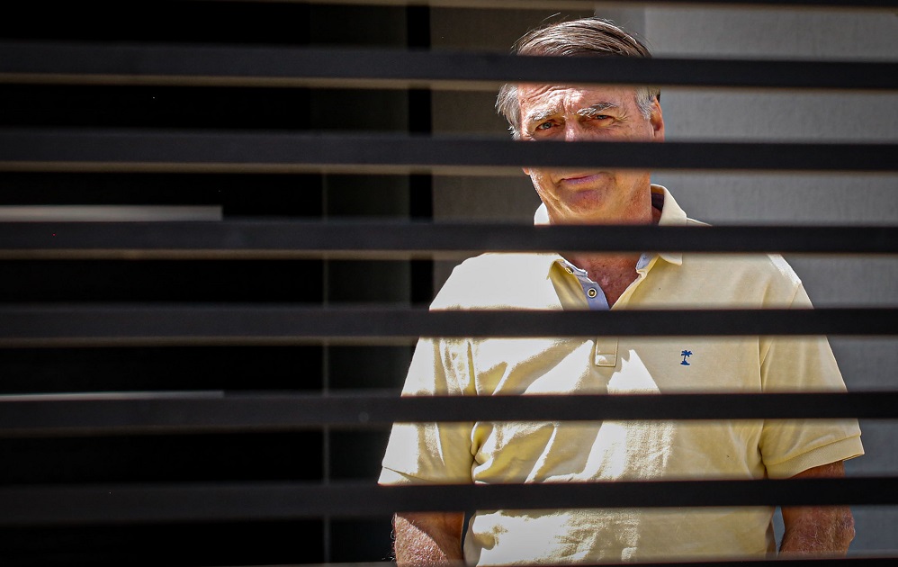 carlos-diz-que-bolsonaro-tem-crise-de-azia-e-posta-foto-do-pai