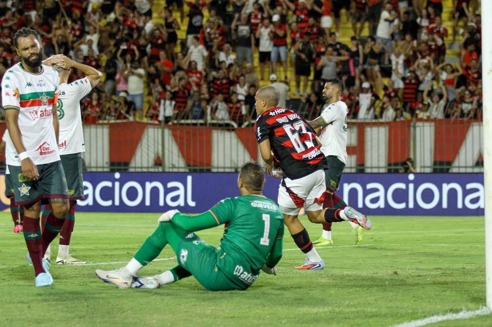 flamengo-empata-nos-acrescimos-com-a-portuguesa-e-mantem-tabu-de-41-anos-no-carioca