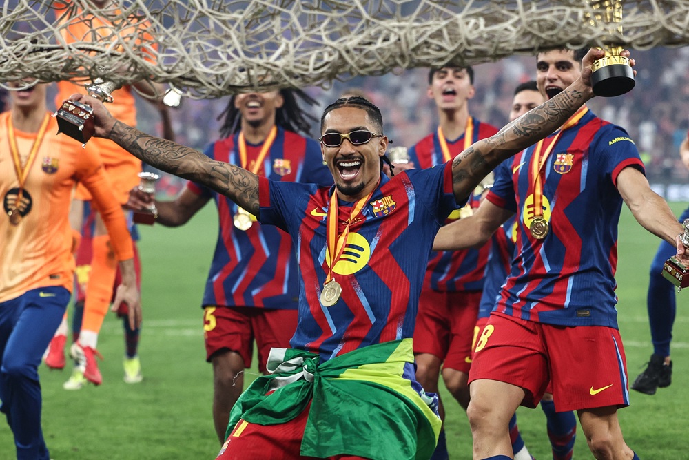 com-dois-de-raphinha,-barcelona-supera-real-madrid-e-conquista-a-supercopa-da-espanha