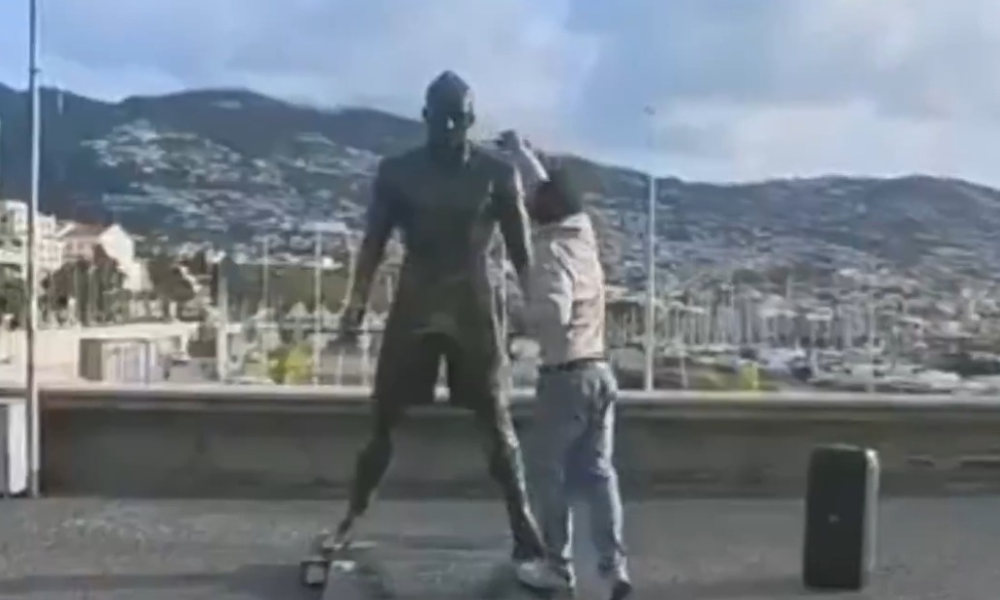 estatua-de-cristiano-ronaldo-e-incendiada-em-portugal;-veja-video