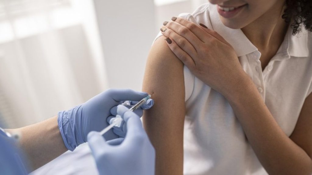 profissionais-de-saude-recebem-vacina-do-butantan-contra-a-dengue