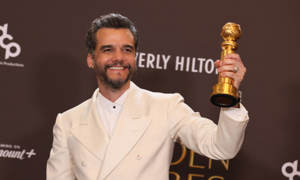 wagner-moura-dedica-globo-de-ouro-ao-brasil;-assista