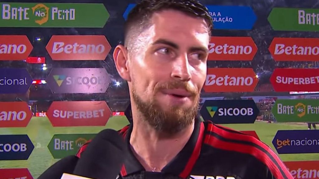 indignado,-jorginho-ironiza-arbitro: