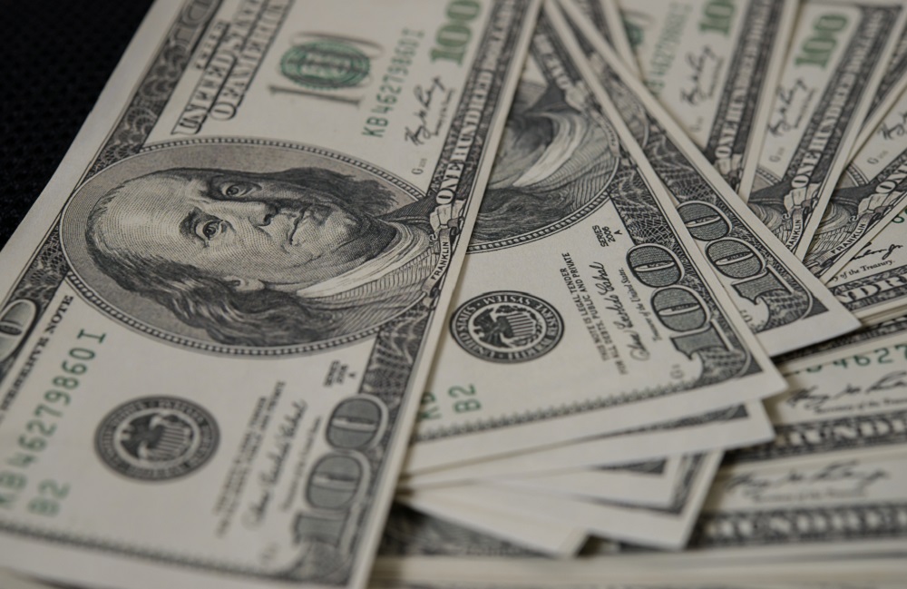dolar-fecha-a-r$-5,24-com-anuncio-de-novo-presidente-do-fed,-mas-acumula-queda-de-mais-de-4%-no-mes