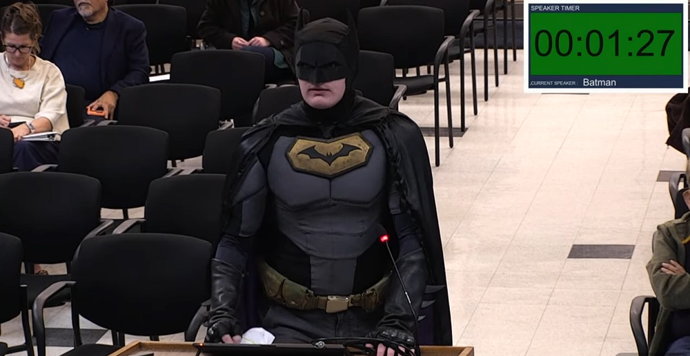 ‘batman’-discursa-contra-o-ice-em-prefeitura-na-california