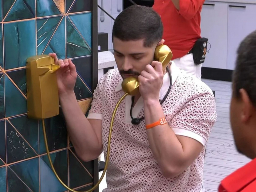 bbb26:-marcelo-atende-big-fone-e-ajudara-a-formar-o-paredao