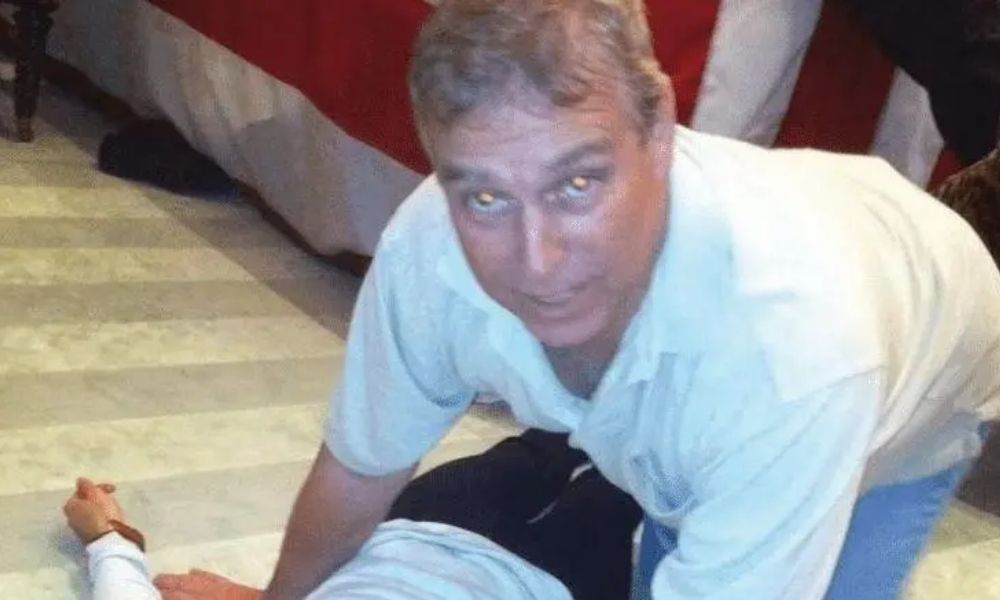 caso-epstein:-novos-documentos-mostram-ex-principe-andrew-ajoelhado-sobre-mulher-no-chao