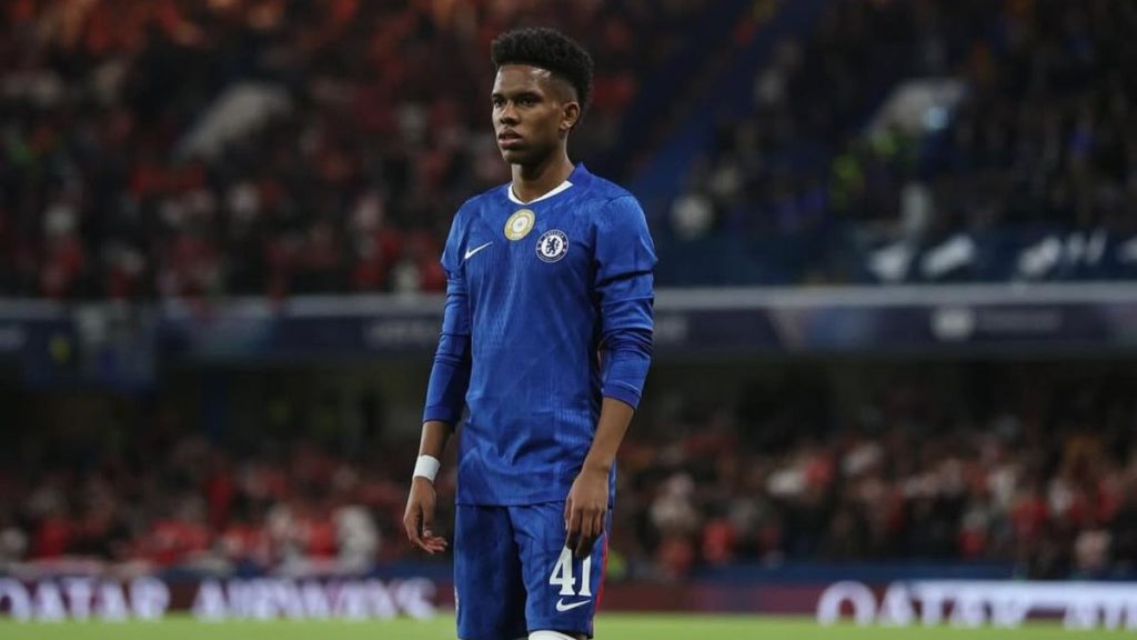 estevao-se-afasta-no-melhor-momento-pelo-chelsea;-compare