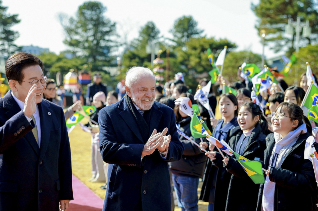 na-coreia-do-sul,-lula-relaciona-8/1-a-tentativa-de-golpe-no-pais-asiatico