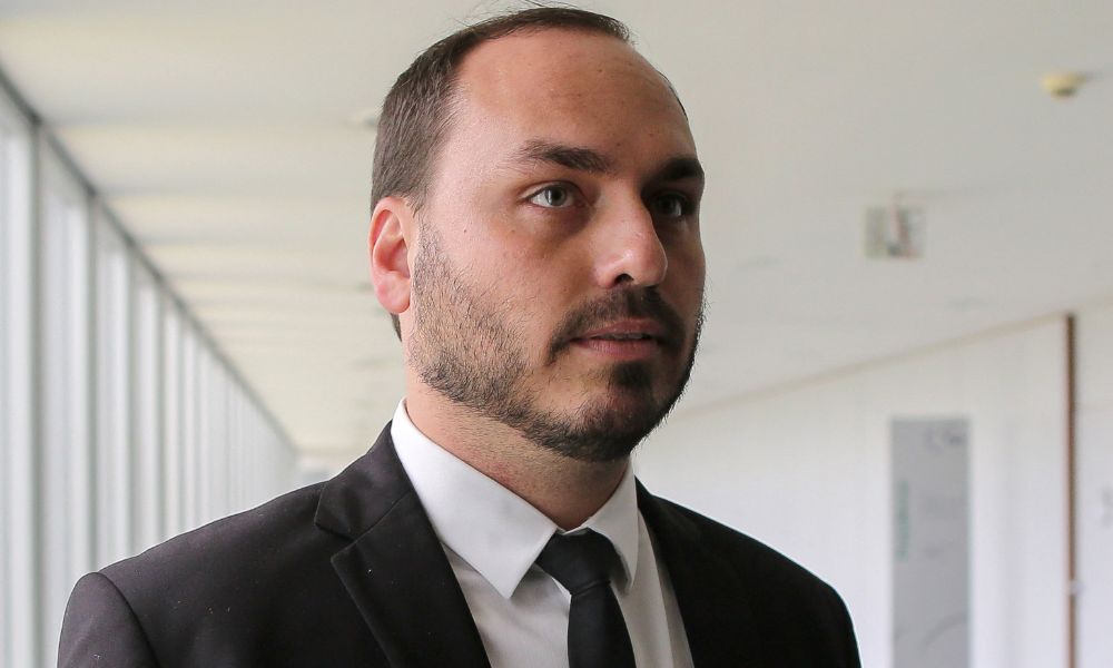 bolsonaro-esta-listando-pre-candidatos-da-prisao,-diz-carlos