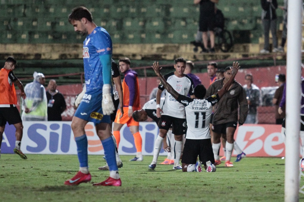 corinthians-briga,-empata-no-final-e-elimina-portuguesa-nos-penaltis