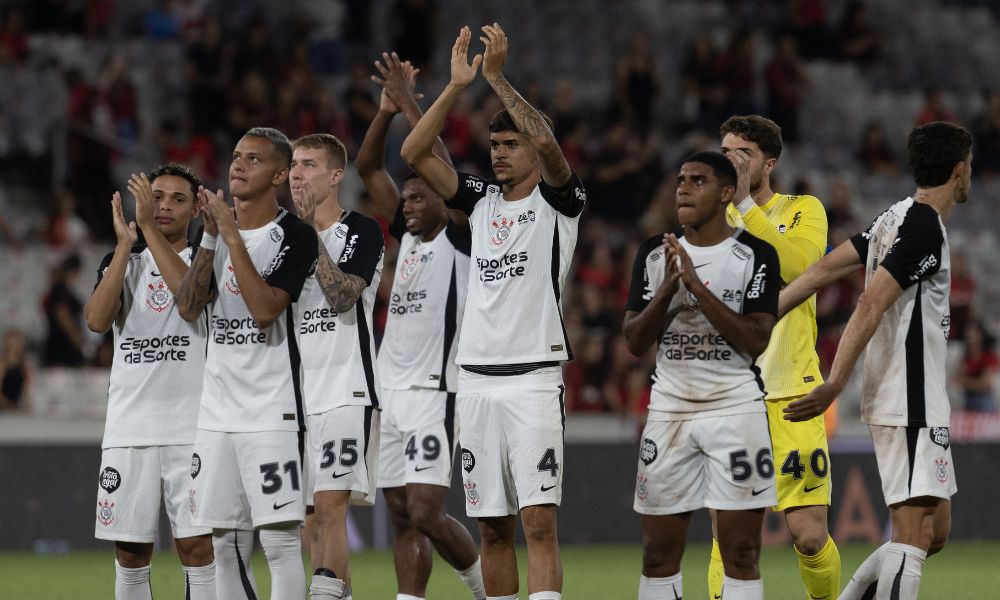 com-grande-atuacao-de-hugo-souza,-corinthians-vence-athletico-pr