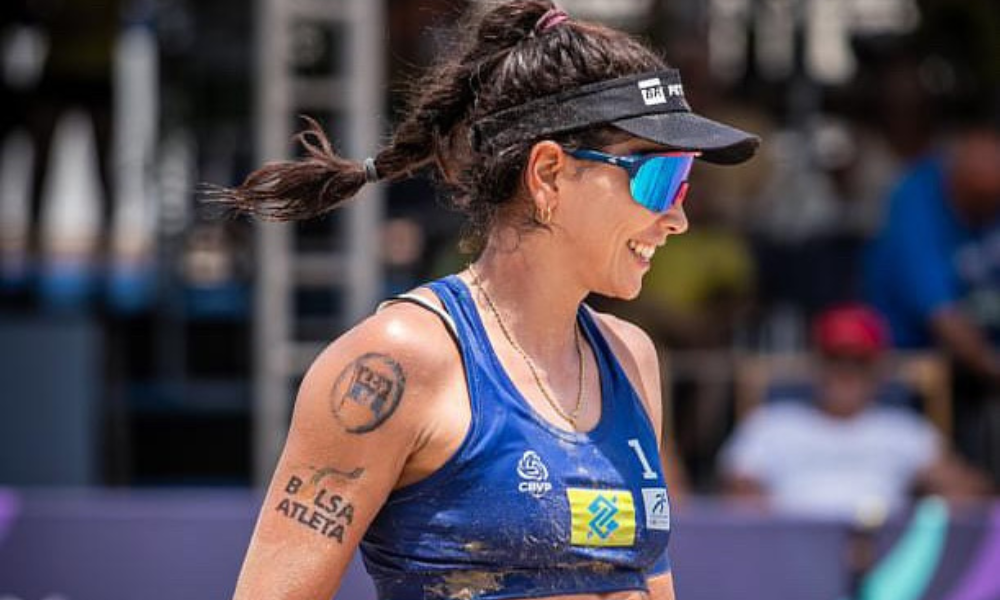 carol-solberg-e-suspensa-pela-fivb-por-comemorar-prisao-de-bolsonaro