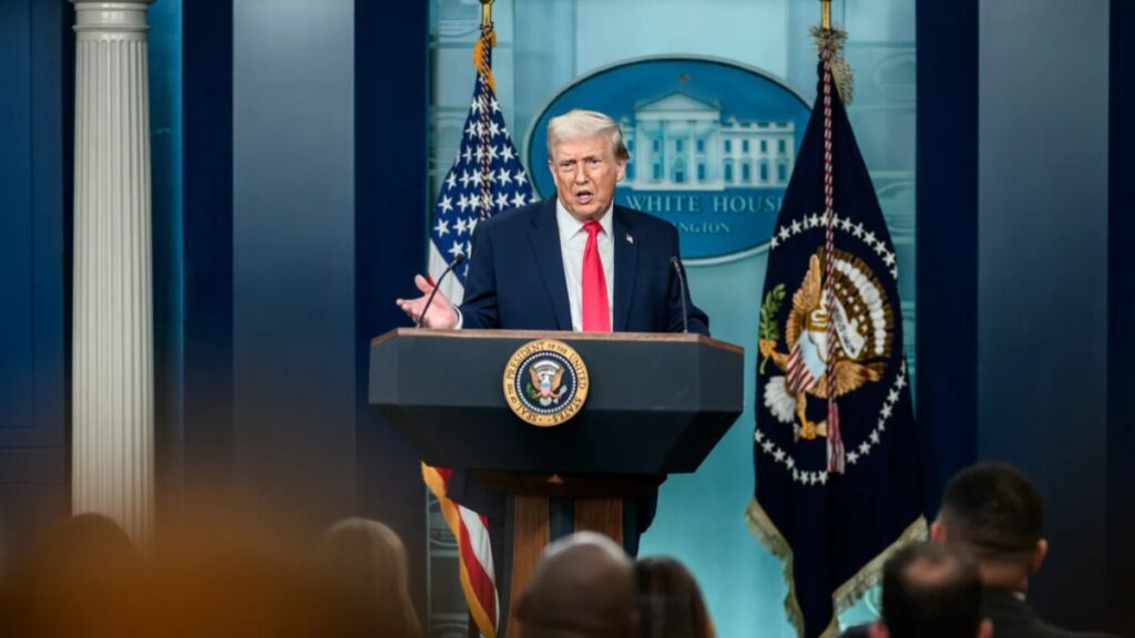 trump-anuncia-nova-taxa-global-de-10%,-apos-derrubada-do-tarifaco