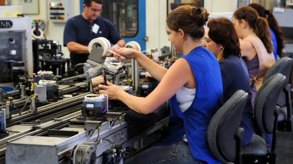 desemprego-cai-a-5,6%-e-atinge-menor-indice-historico-em-2025