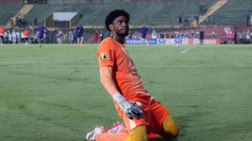 hugo-souza-e-alvo-de-suposto-ataque-racial-de-torcedor-da-lusa