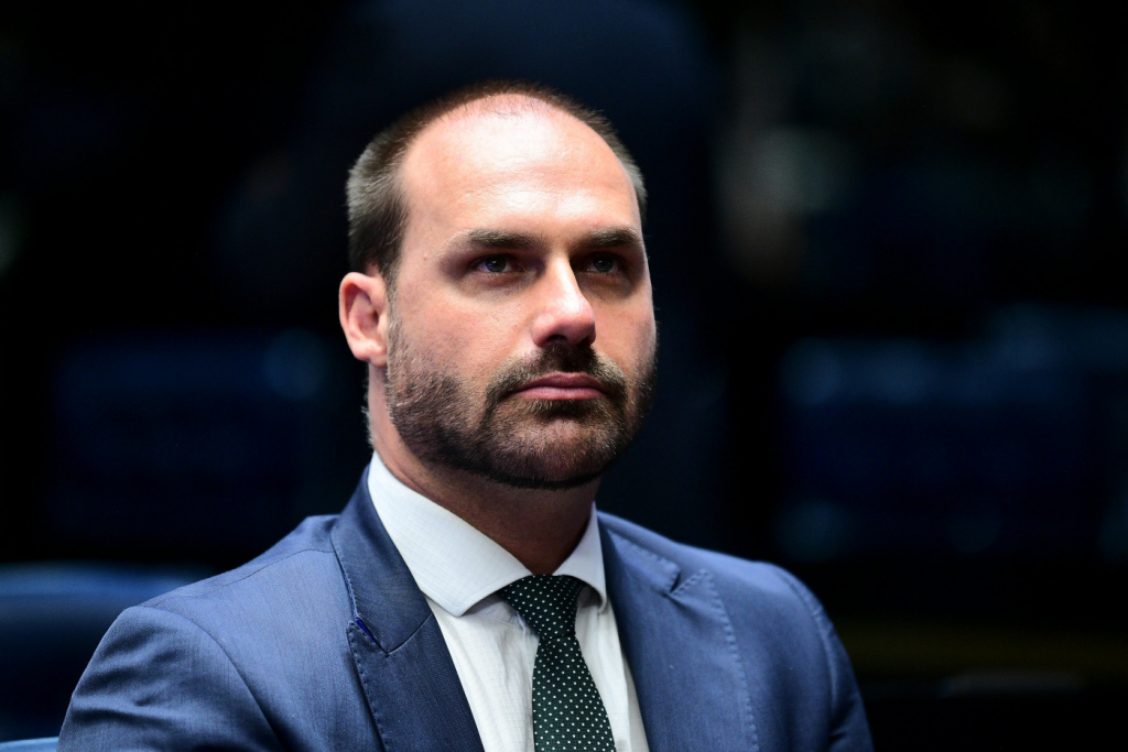 pf-afasta-eduardo-bolsonaro-do-cargo-de-escrivao-por-ausencia-no-trabalho