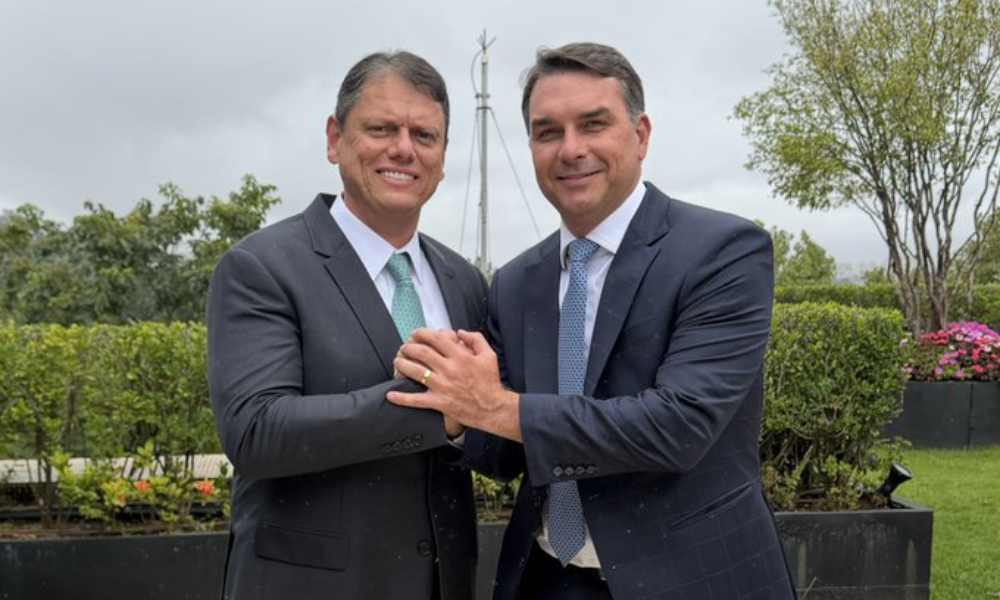 flavio-publica-1a-foto-com-tarcisio-apos-discussao-sobre-candidaturas-a-presidencia