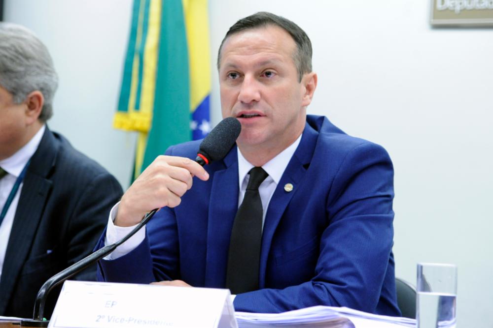 flavio-bolsonaro-confirma-sanderson-como-pre-candidato-ao-senado-no-rs