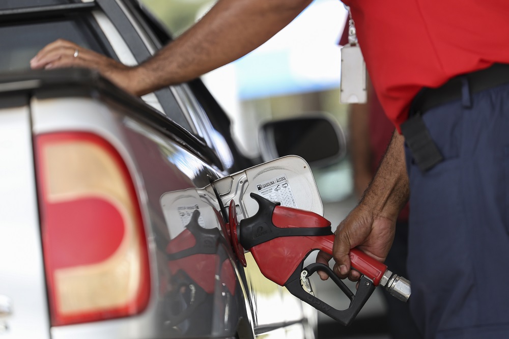 gasolina-sobe-37%-nos-postos-apesar-de-queda-de-16%-nas-refinarias