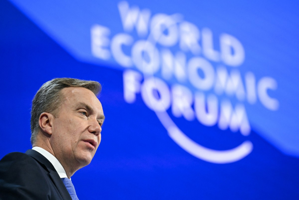 ceo-do-forum-de-davos-renuncia-ao-cargo-apos-revelacao-de-vinculos-com-epstein