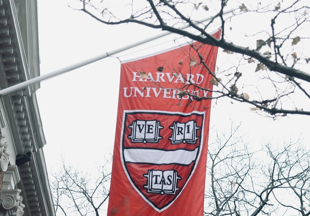 ex-secretario-do-tesouro-dos-eua-renuncia-como-professor-de-harvard-por-vinculo-com-epstein