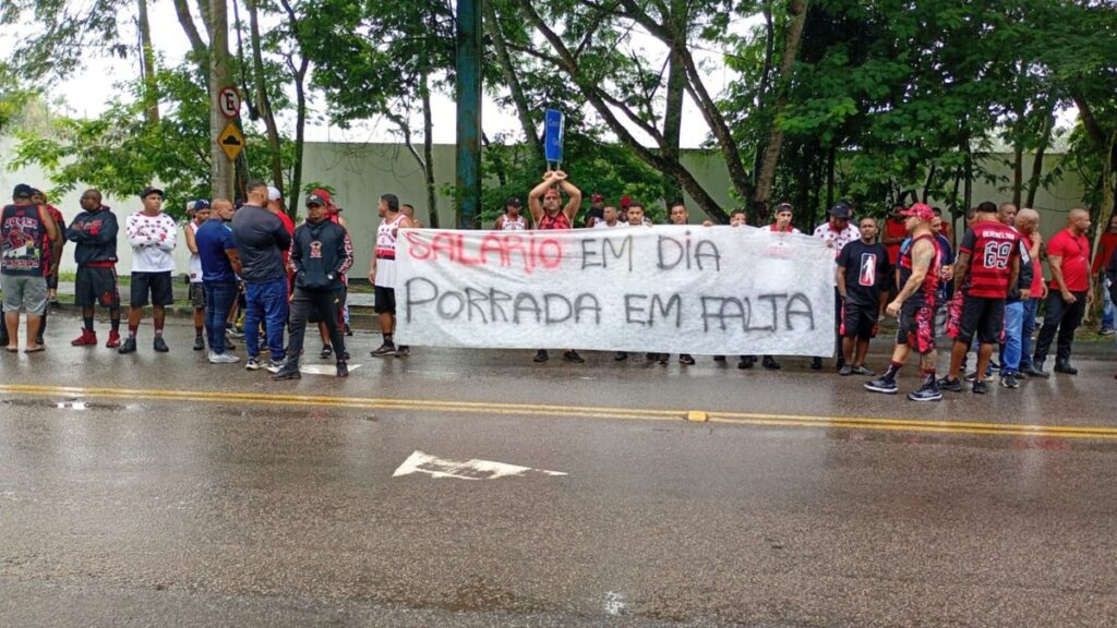 torcida-do-flamengo-protesta-contra-jogadores-e-filipe-luis