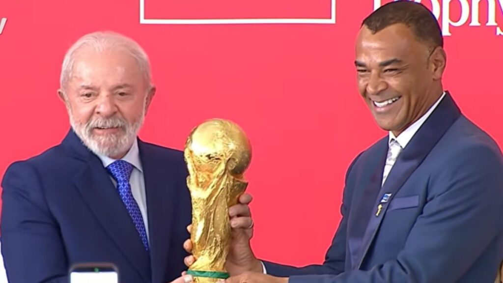 copa-do-mundo:-tour-da-taca-chega-a-brasilia