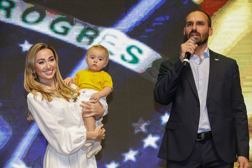 esposa-de-eduardo-bolsonaro-rebate-nikolas-ferreira-nas-redes-sociais