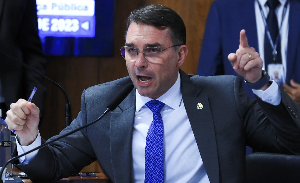 apos-atrito-dentro-do-pl,-flavio-bolsonaro-pede-apoio-de-‘todes’-nas-eleicoes