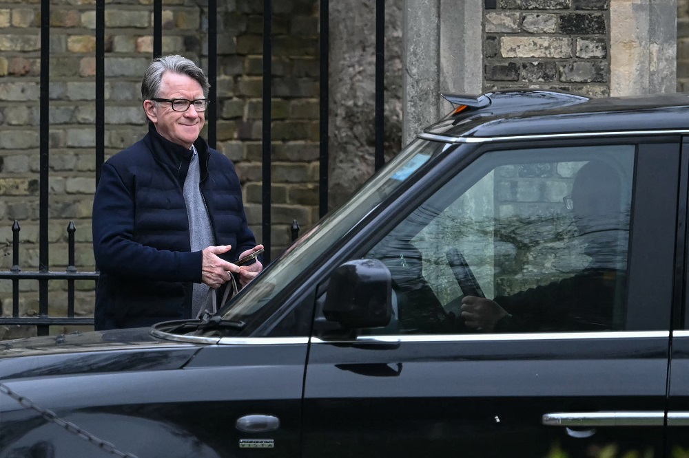 ex-embaixador-britanico-e-preso-por-suposto-envolvimento-em-caso-epstein