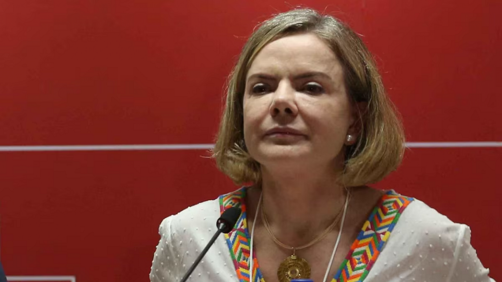bolsonaristas-se-‘fantasiaram-de-brasileiros’-para-atacar-lula,-diz-gleisi